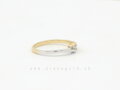 Dvojfarebný zlatý prsteň s jedným briliantom a lesklým povrchom.