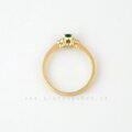 Zásnubný smaragdový prsteň zo žltého zlata s briliantmi