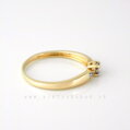 Zásnubné prstene zo žltého zlata s malými briliantmi v dobrej cene 