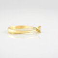Klasicky snubný prsteň zo žltého zlata s jedným briliantom