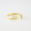 Praktický snubný prsteň zo žltého zlata s jedným briliantom