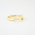 Praktický snubný prsteň zo žltého zlata s jedným prírodným briliantom