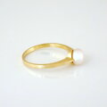 Sladkovodná perla v prsteni zo žltého zlata s hladkou lesklou šínkou
