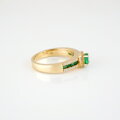 Smaragdový prsteň s ligotavými briliantmi zo žltého zlata