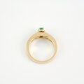 Krásne prírodné smaragdy a ligotavé malé brilianty v prsteni zo žltého zlata