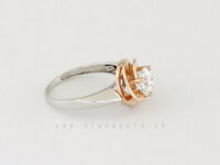 Biely prsteň s ružovým zlatom vhodný ako zásnubný prsteň.