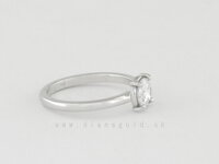Biely prsteň s pevnou šínou a jedným kameňom vhodný aj ako zásnubný prsteň
