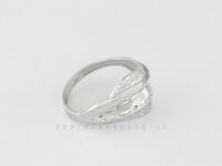 Biely prsteň bez kameňov, vlnitý prsteň s členitým povrchom