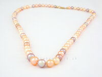 Farebný perlový náhrdelník, ktorý je kónický a z prírodných periel