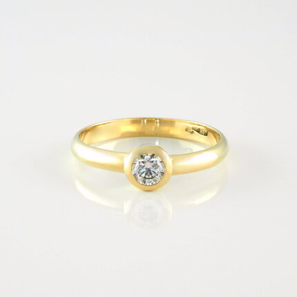 Zlatý prsteň s briliantom 22203672